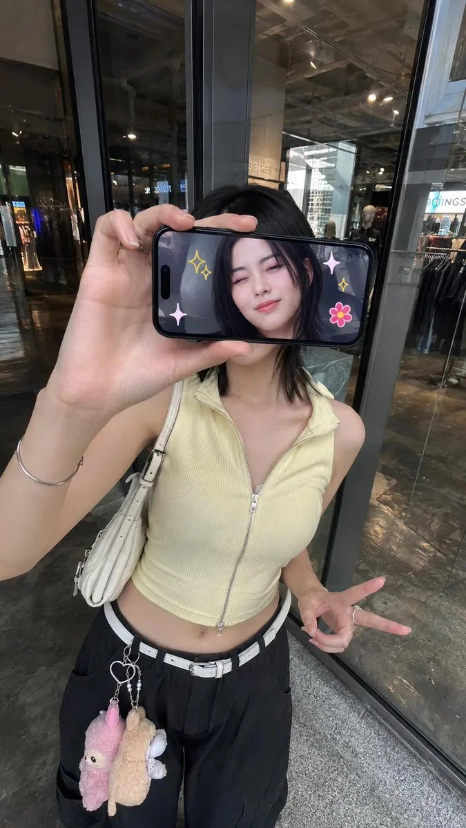 Phone Reflection Mirror Portrait portrait GPT Image 2 prompt example