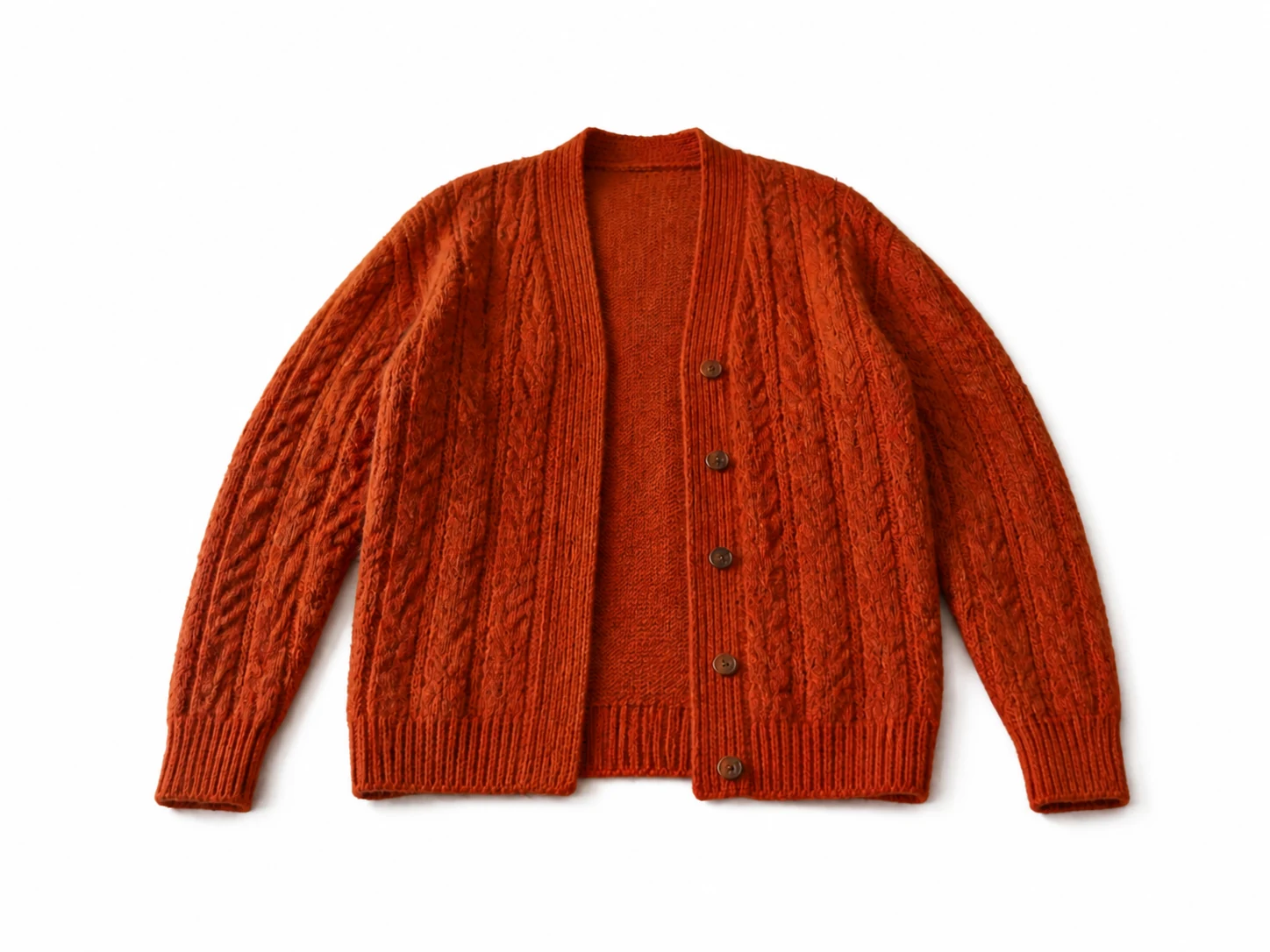 Nachher: Rostorangefarbene Zopfstrick-Strickjacke mit Holzknöpfen flach auf reinweißem Produktbild-Hintergrund