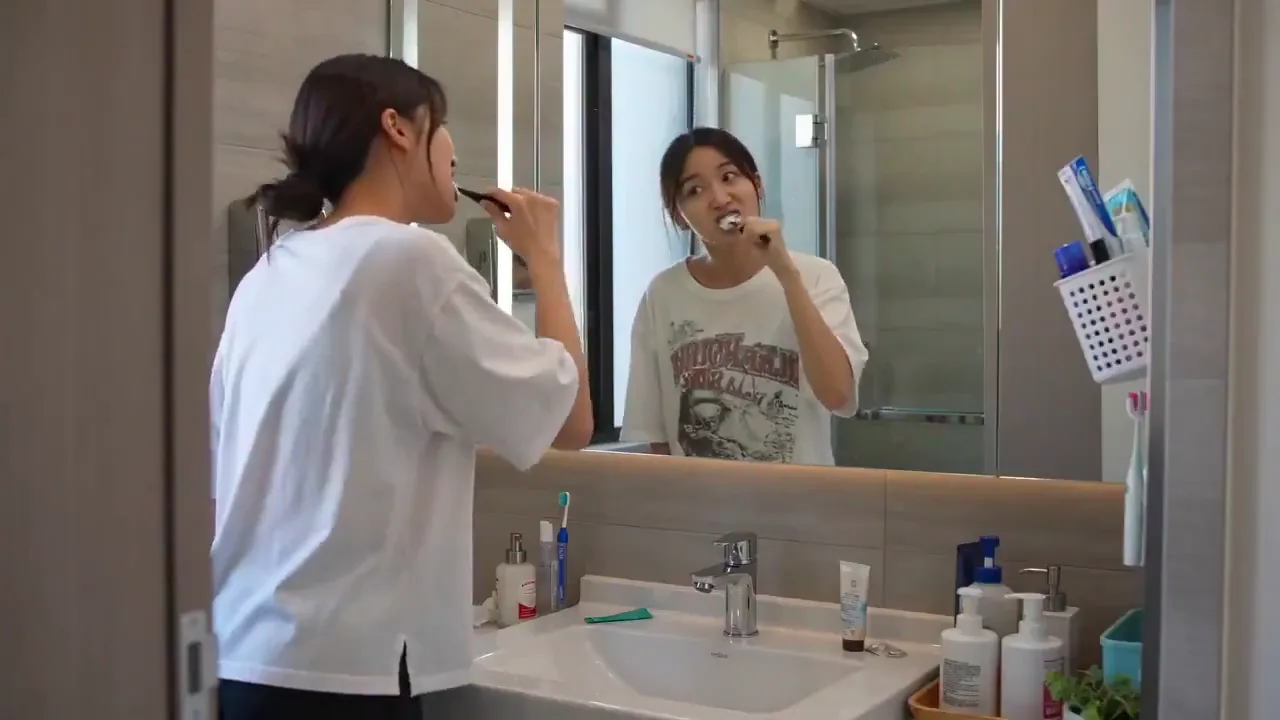 Aperçu du prompt vidéo Seedance 2.0 : Faux documentaire du miroir buggé